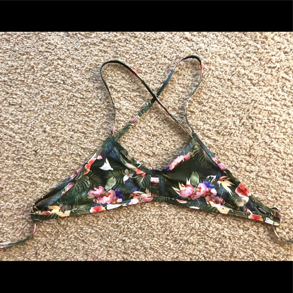 Jolyn Tomcat Printed Top in Samoa Green size M